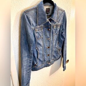 Fitted Denim Jacket by Joe’s Denim. Size Medium in girls.